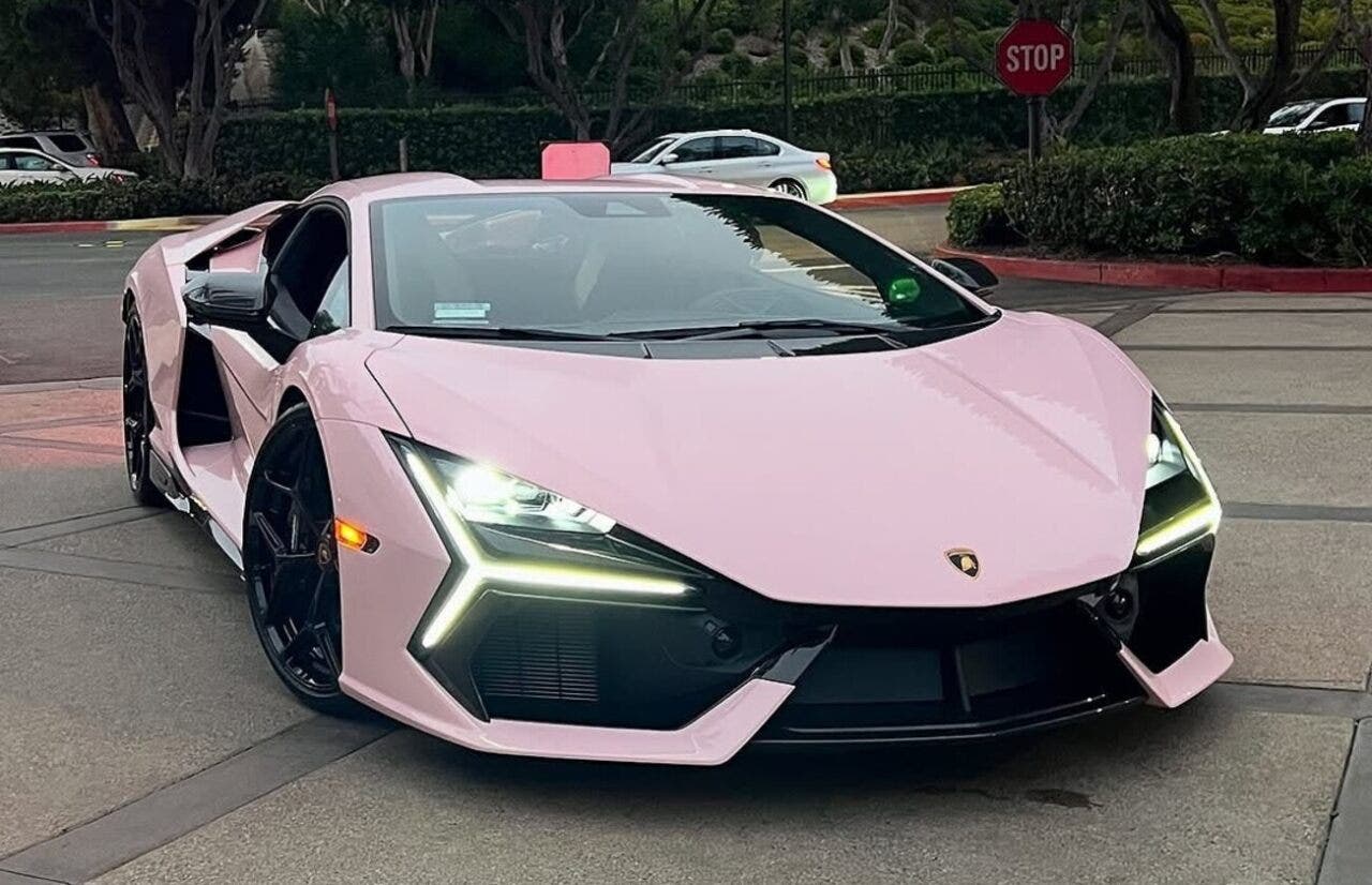 Lamborghini Revuelto rosa clori