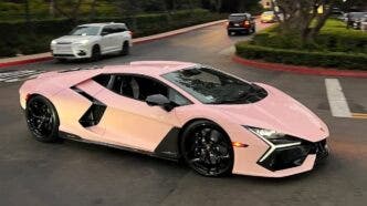 Lamborghini Revuelto rosa clori