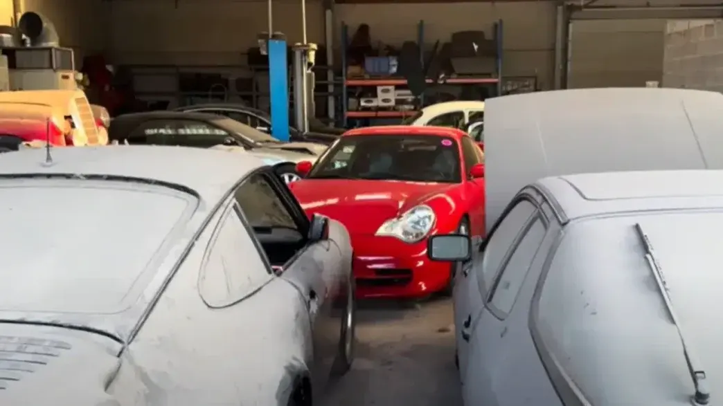 concessionario abbandonato porsche
