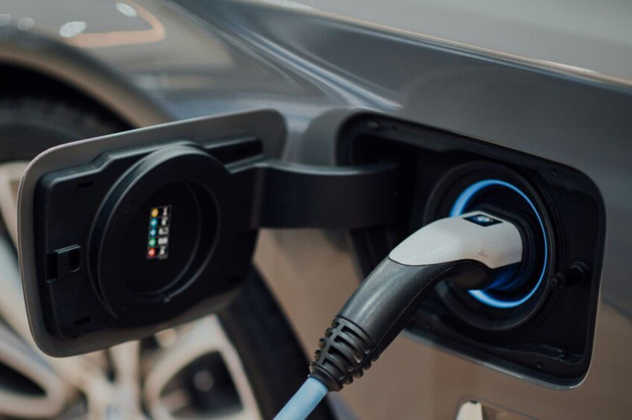 auto elettrica in carica