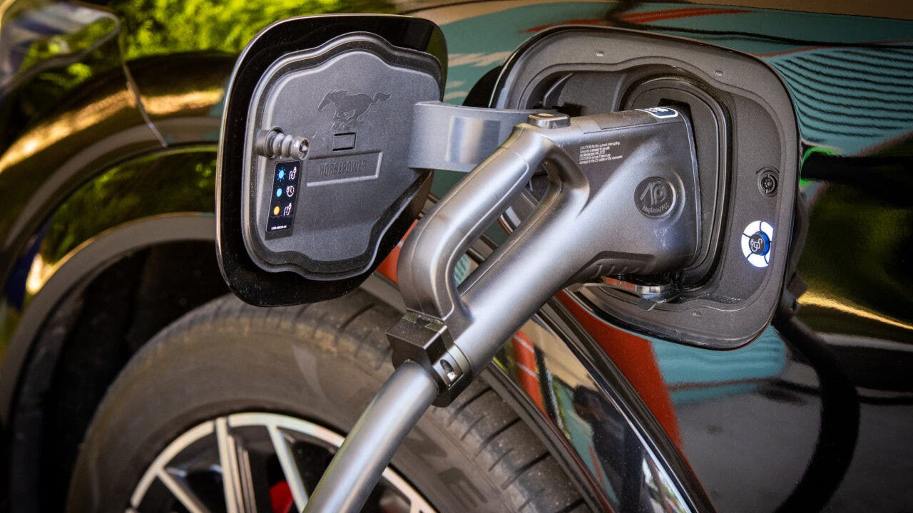 auto elettrica in ricarica