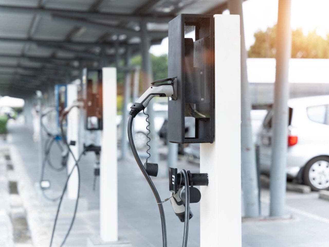 auto elettriche in ricarica