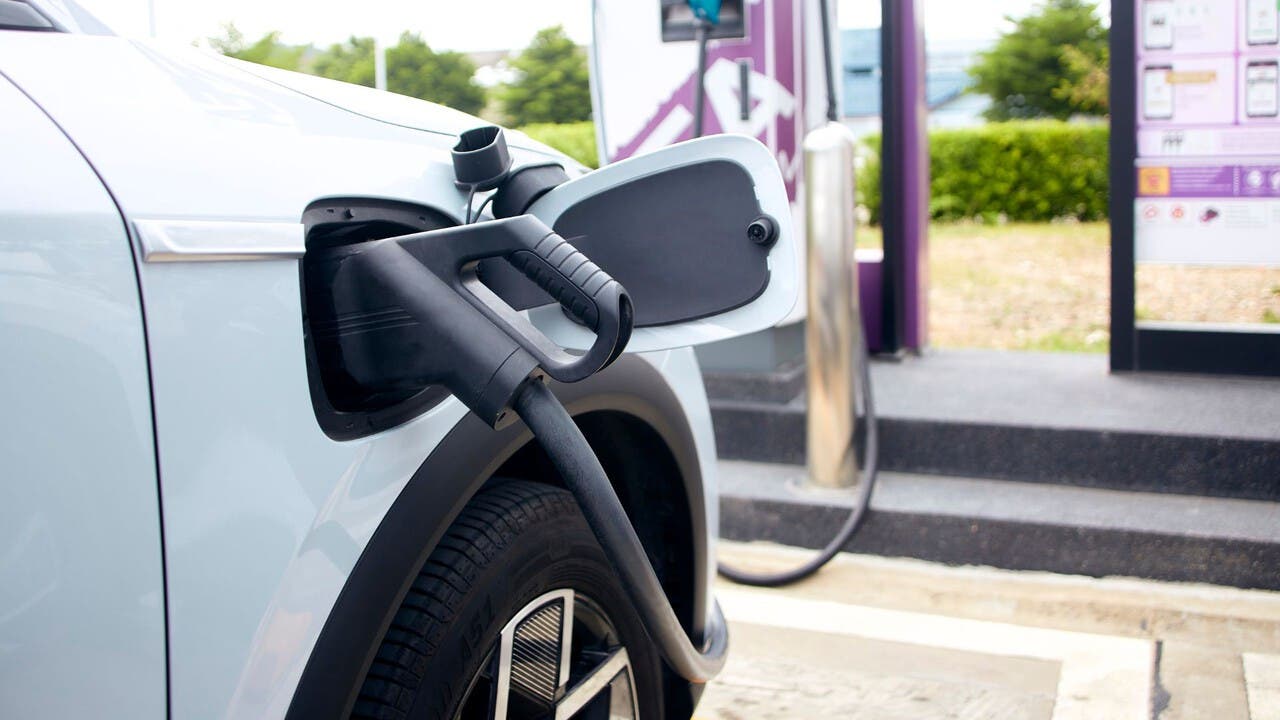 auto elettriche in ricarica