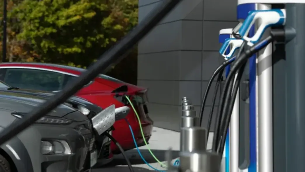 veicoli elettrici in ricarica