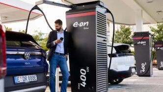 veicoli elettrici in ricarica