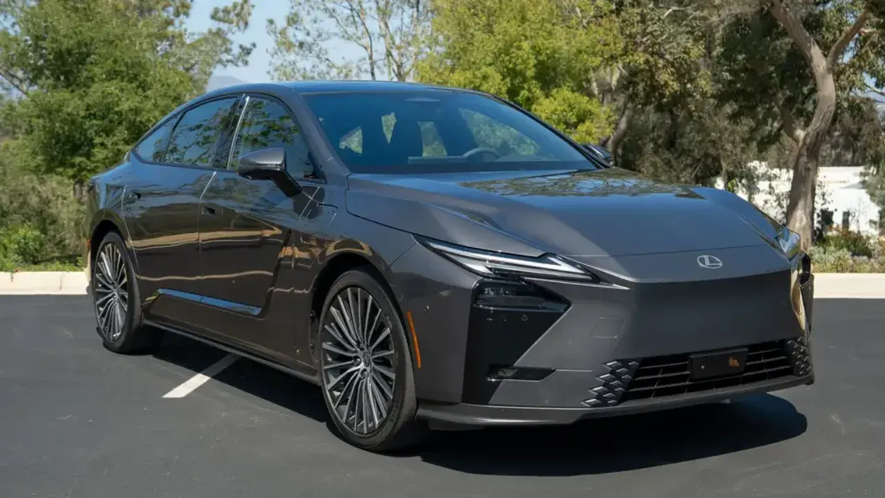 Lexus ES 2026 arriva in Italia: il Giappone spiega come fare una berlina premium
