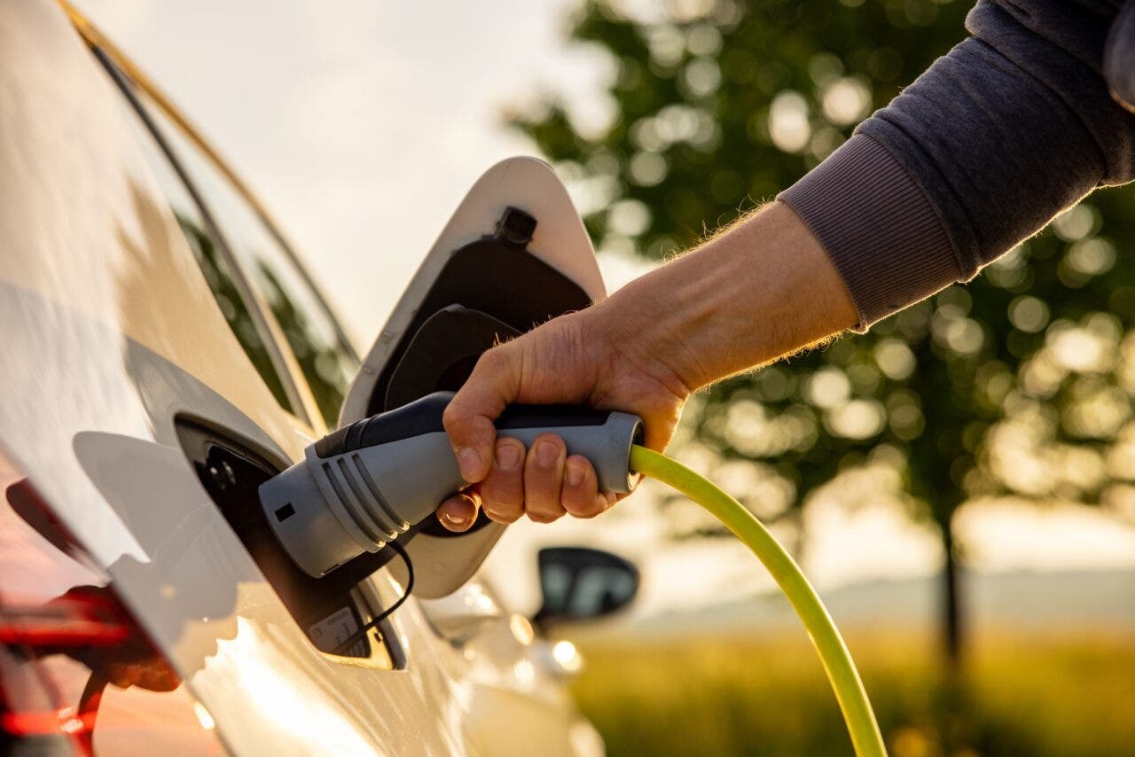 Dispositivo di ricarica Gelion collegato a una cella di batteria litio-zolfo del progetto Nissan-Gelion