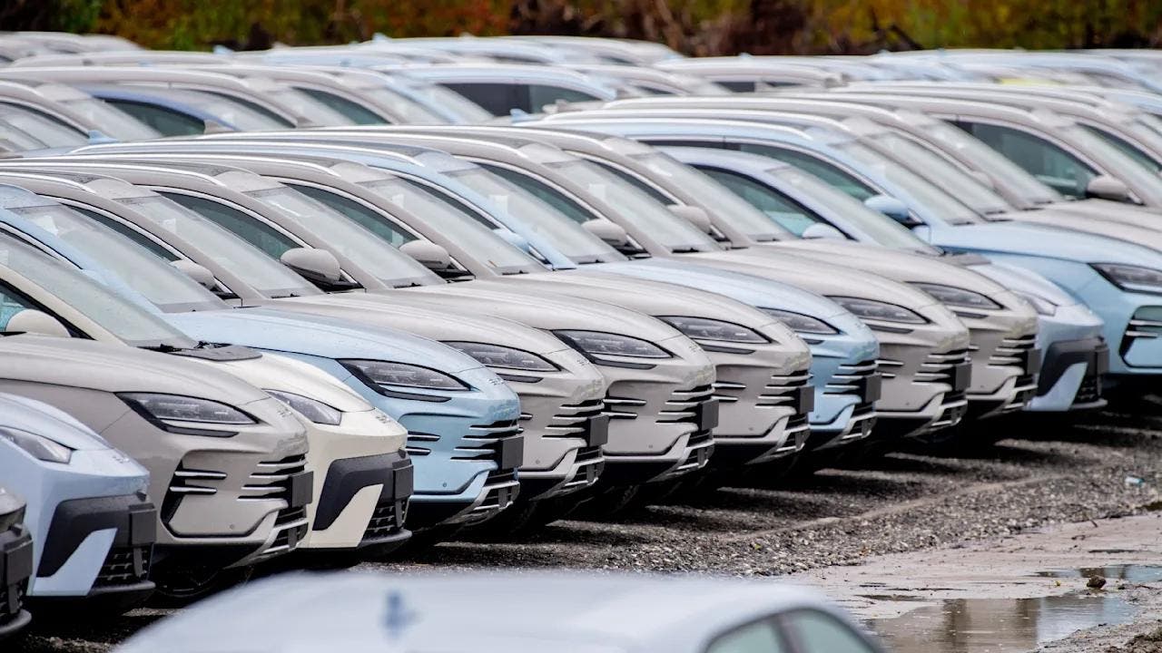 Auto elettrica BYD, esempio dell’espansione dei costruttori cinesi nella produzione europea
