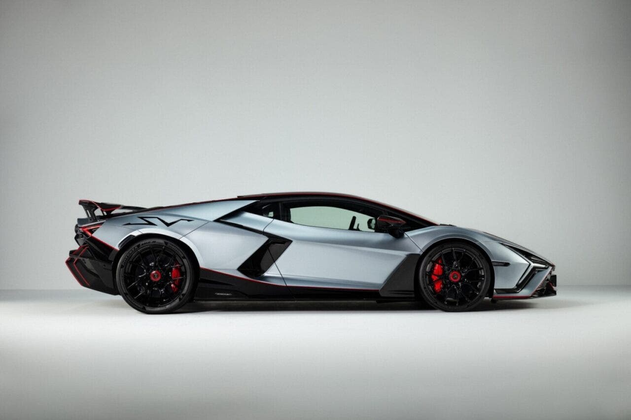 Lamborghini Revuelto SV
