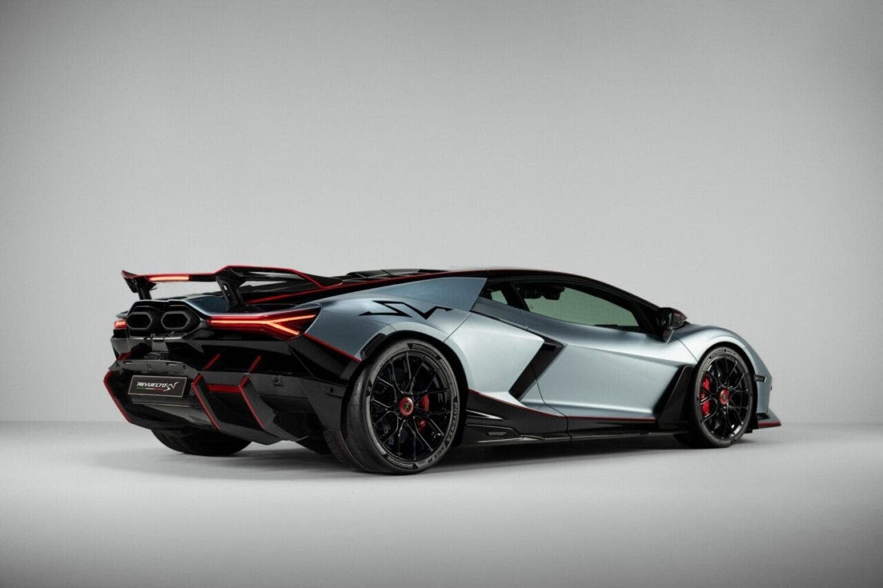 Lamborghini Revuelto SV