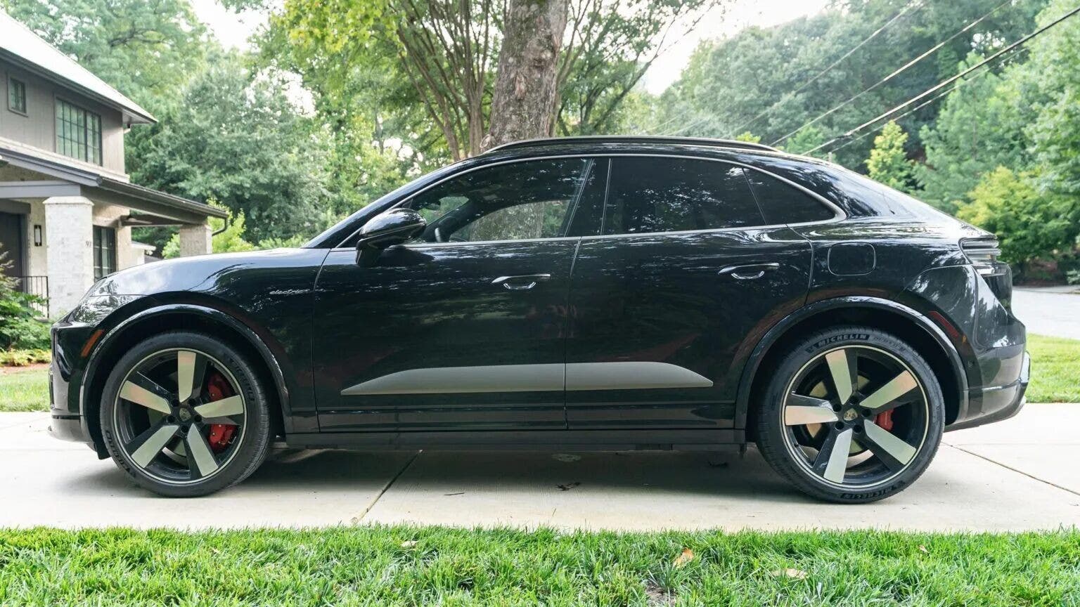 Porsche Macan Turbo Electric: il SUV si svaluta a velocità supersonica