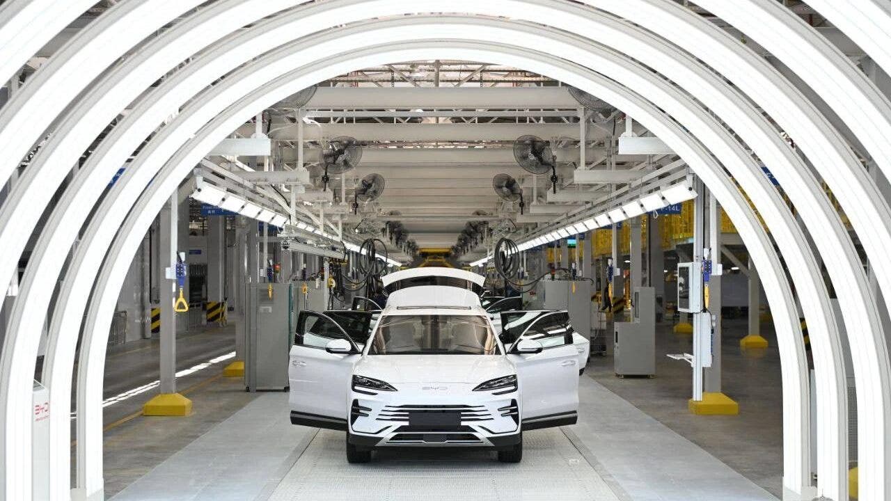 BYD vuole tre fabbriche in Europa: per il colosso cinese c'è da stringere i denti