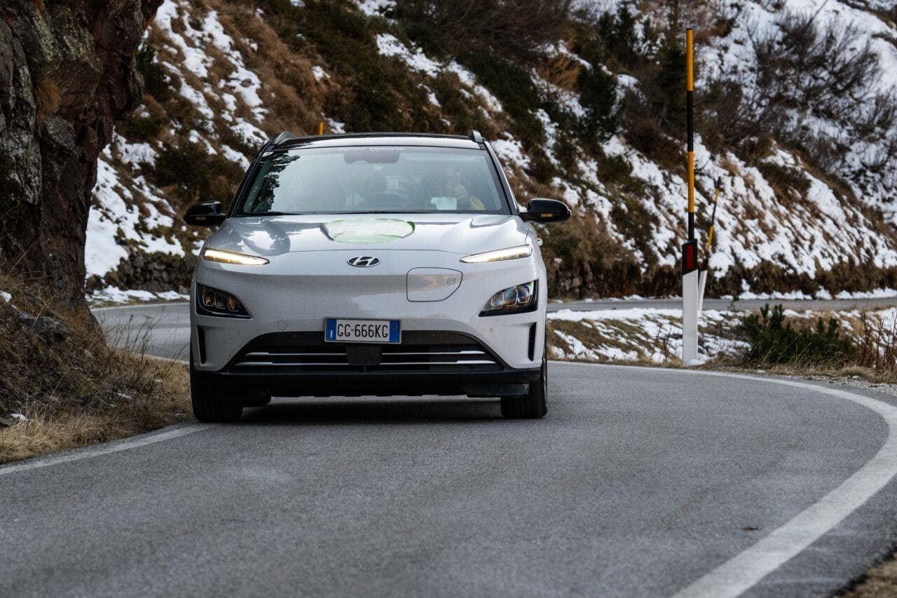 Auto elettriche in gara tra le Dolomiti durante l'ECOdolomitesGT
