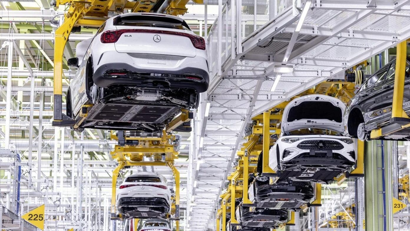 La nuova GLA esce da Rastatt, ma Mercedes non si fida dell'elettrico