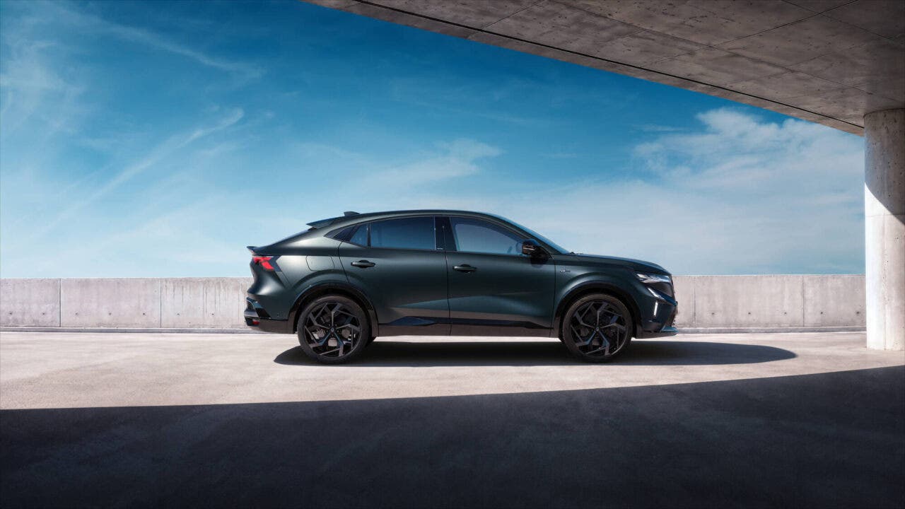 Renault Rafale Hypnotic in vista anteriore laterale, verniciata in blu scuro con dettagli neri