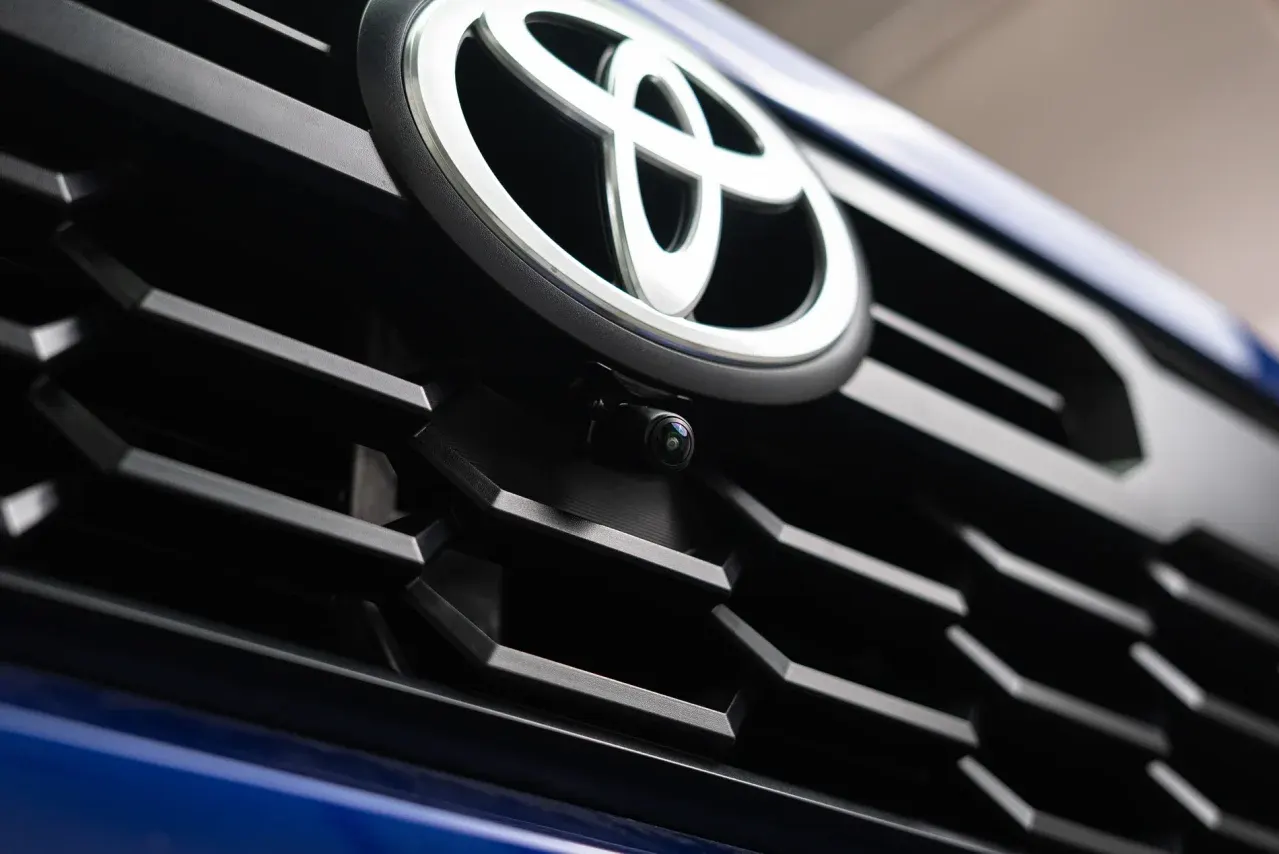 Sistema ADAS Toyota con telecamera e sensori, integrato nella nuova piattaforma ibrida per ottimizzare spazio ed efficienza
