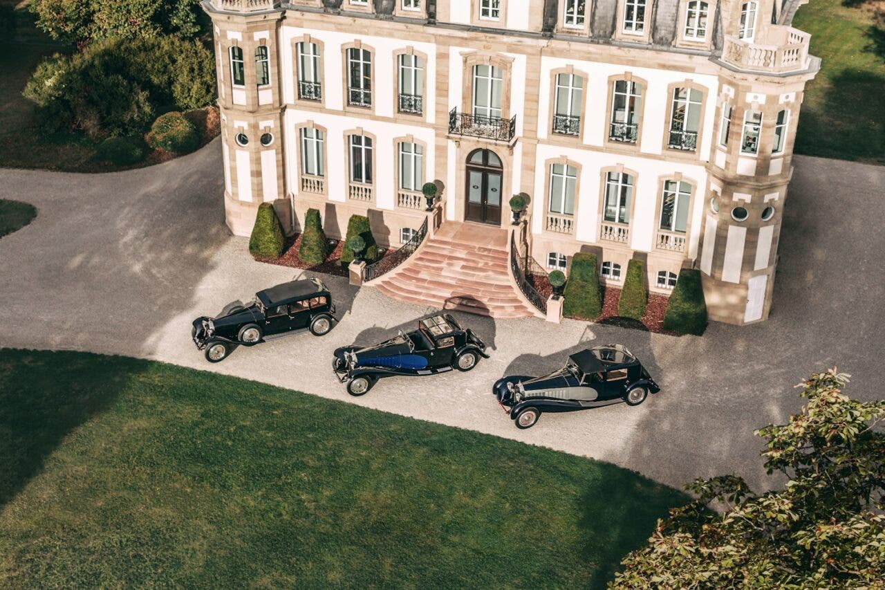 Tre Bugatti Royale davanti a una villa signorile