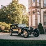 Bugatti Royale nera davanti a villa storica