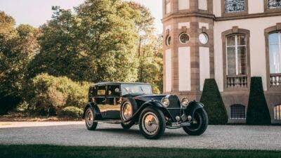 Bugatti Royale nera davanti a villa storica