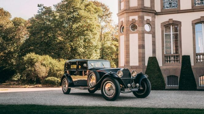 Bugatti Royale nera davanti a villa storica