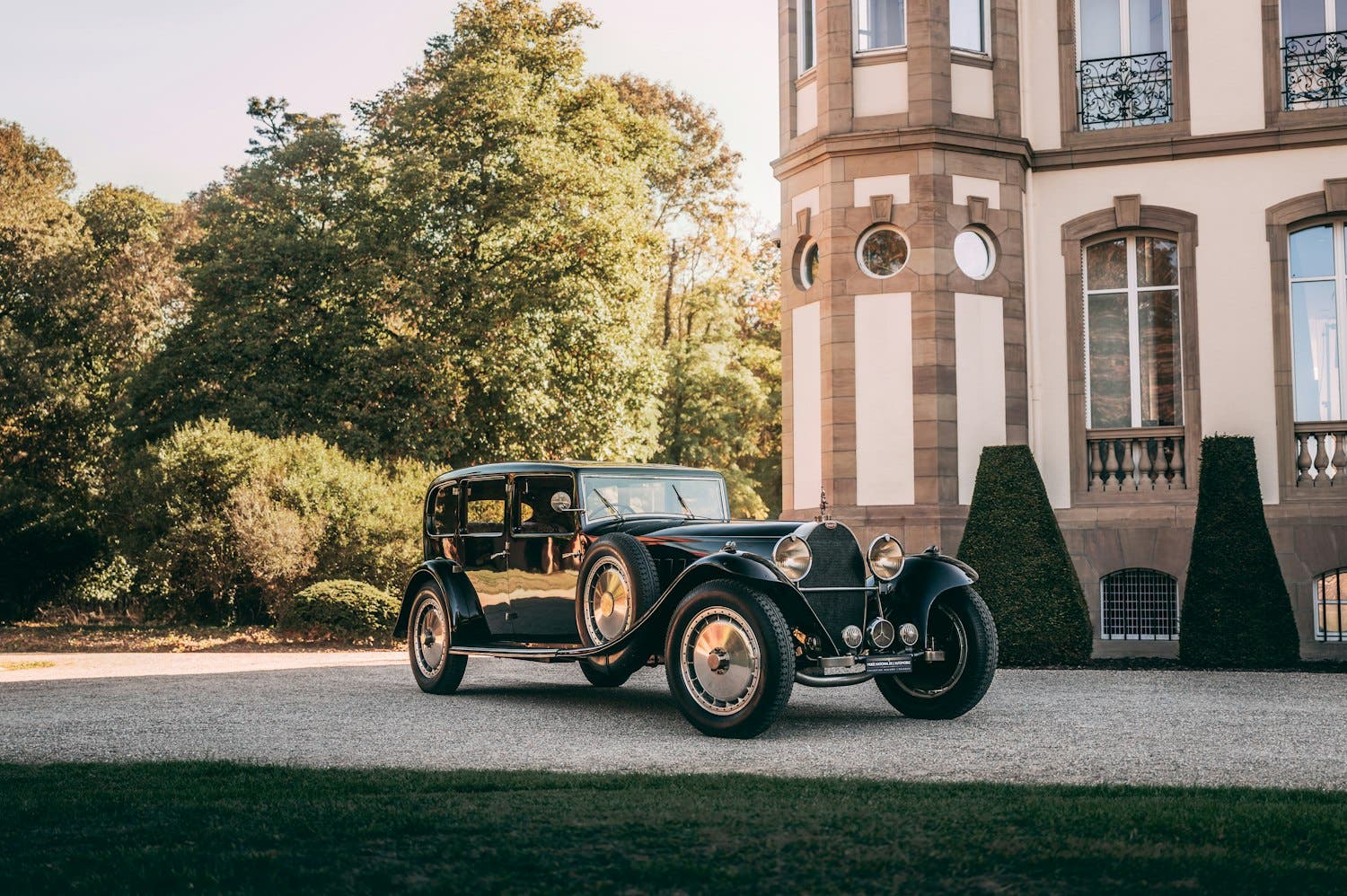 Bugatti Royale nera davanti a villa storica