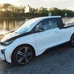 BMW i3 bianca trasformata in pick-up sul lago