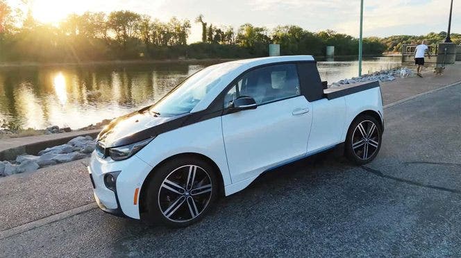 BMW i3 bianca trasformata in pick-up sul lago