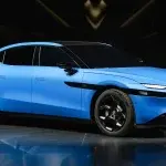 Volkswagen ID. UNYX 09 blu su palco oscuro