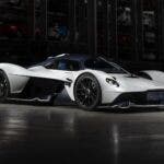 Hypercar bianca e nera in officina illuminata