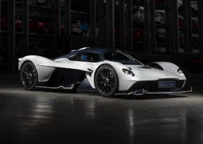 Hypercar bianca e nera in officina illuminata