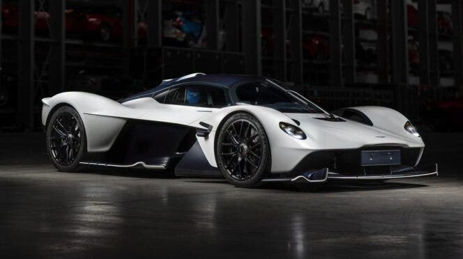 Hypercar bianca e nera in officina illuminata