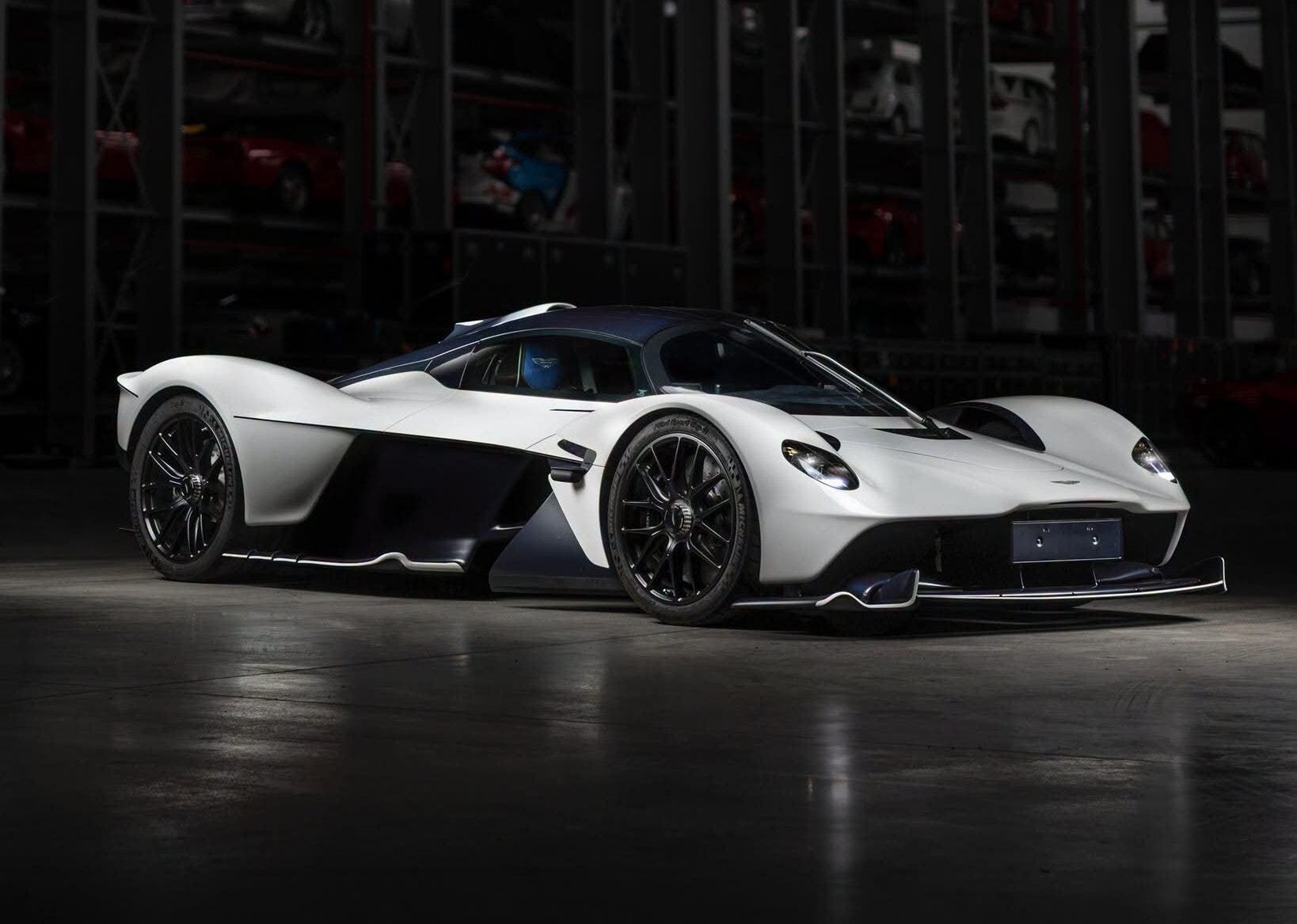Hypercar bianca e nera in officina illuminata