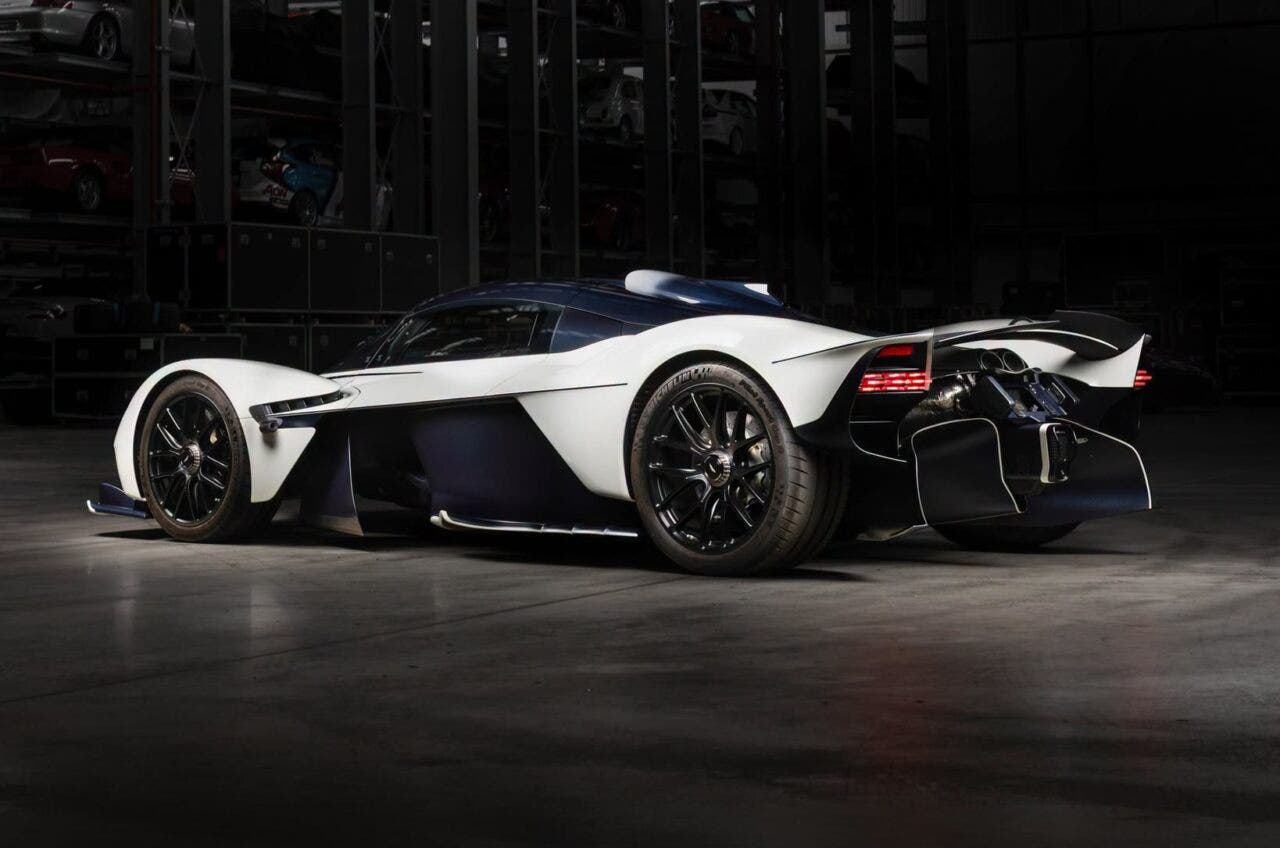 Hypercar bianca e nera in un garage industriale