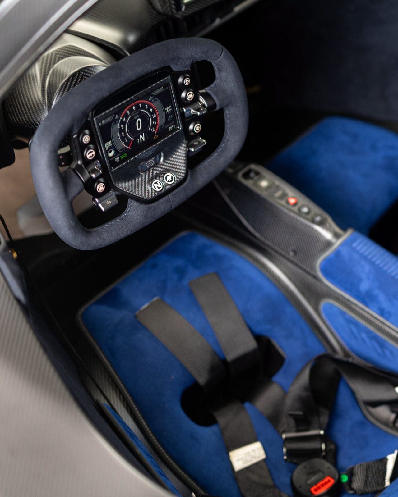 Abitacolo da corsa con volante digitale e sedile blu