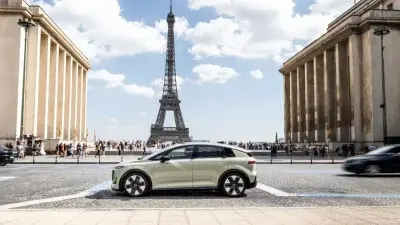 Auto elettrica davanti alla Torre Eiffel a Parigi
