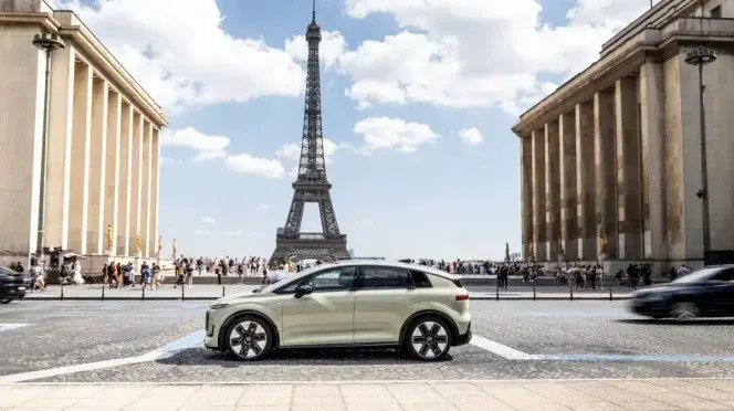 Auto elettrica davanti alla Torre Eiffel a Parigi