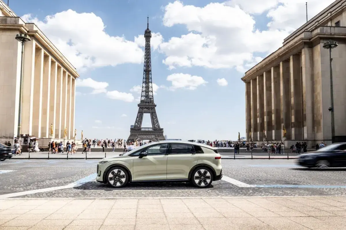 Auto elettrica davanti alla Torre Eiffel a Parigi