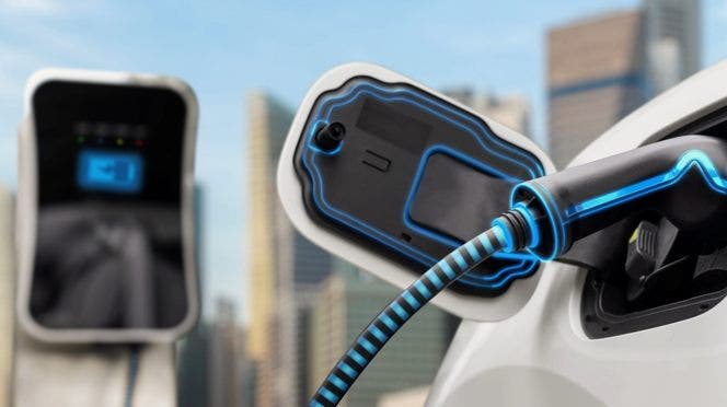 auto elettrica, batteria in carica