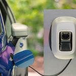 Auto elettrica blu in ricarica a colonnina