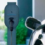 Auto elettrica in ricarica presso colonnina domestica