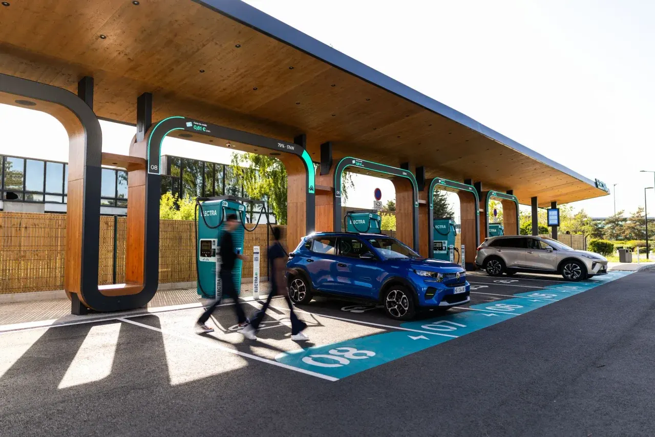 Stazione di ricarica Electra con auto elettriche sotto pensilina