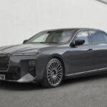 BMW Serie 7 grigia vista di tre quarti anteriore