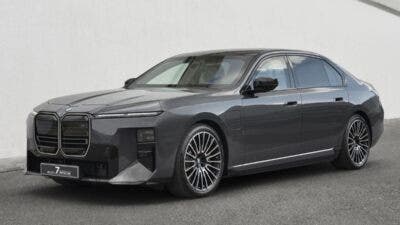 BMW Serie 7 grigia vista di tre quarti anteriore