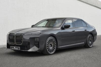 BMW Serie 7 grigia vista di tre quarti anteriore