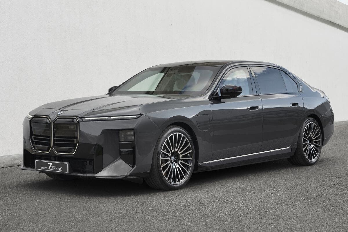 BMW Serie 7 grigia vista di tre quarti anteriore