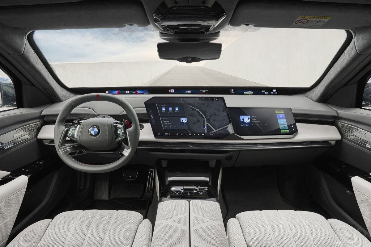 BMW Concept 7 Protection interni moderni con doppio display digitale