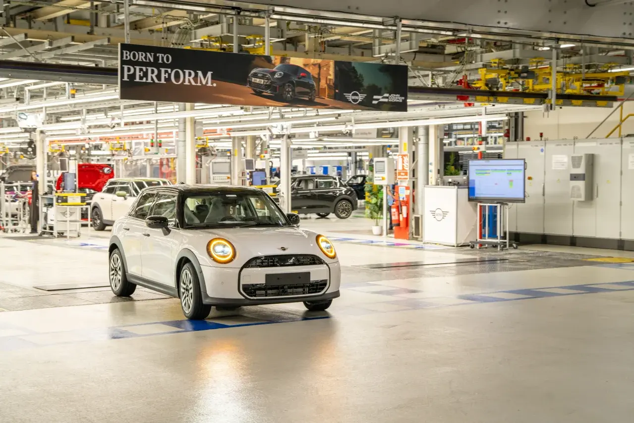 Mini bianca sulla linea di produzione automobilistica