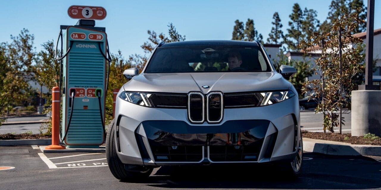 BMW iX5 elettrica davanti a colonnina di ricarica Ionna