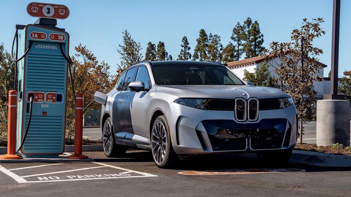 Nuova BMW iX5: ricarica fino a 460 kW nella prima dimostrazione pubblica