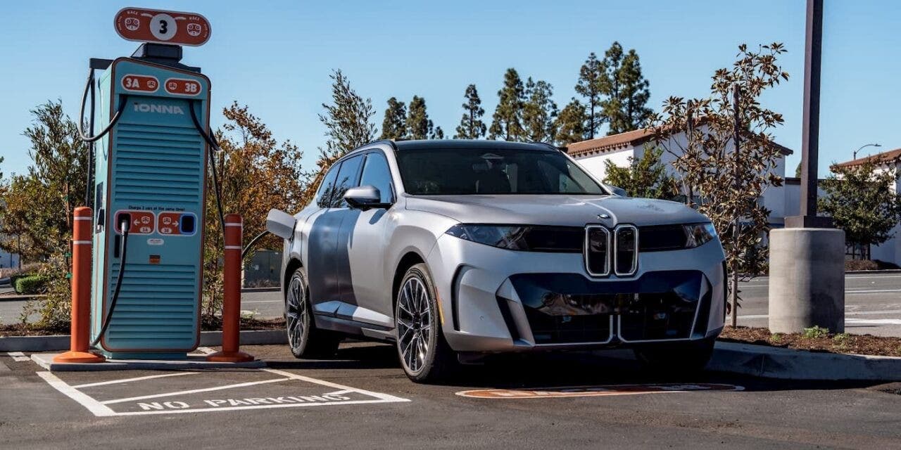 BMW iX5 elettrica in ricarica presso colonnina IONNA